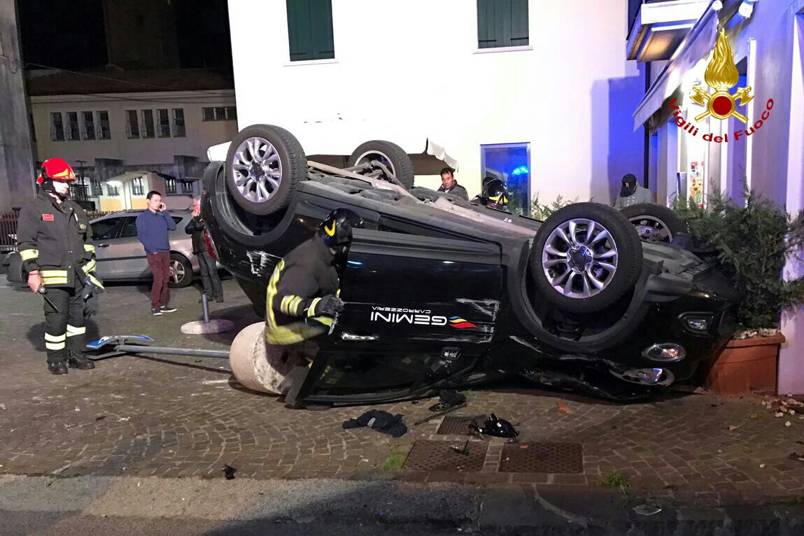 CAMPOSAMPIERO: AUTO SI ROVESCIA E FINISCE SUL PLATEATICO, MIRACOLATO IL CONDUCENTE 